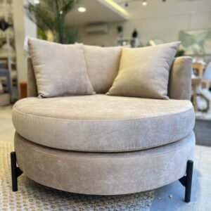 IMG_8025 SOFÁ MOON CON 2 ALMOHADONES DECORATIVOS Y PATAS ZANCO DE HIERRO